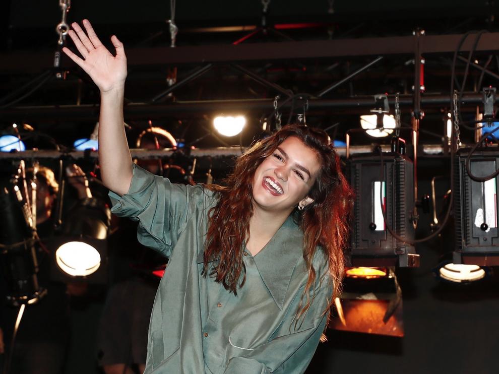 La cantante Amaia Romero posa en el escenario del Teatro Gayarre de Pamplona.
