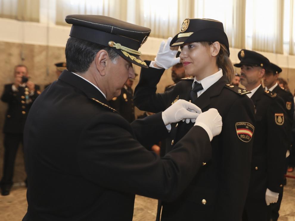 El comisario jefe, Fernando Pascual, impone la condecoración a la inspectora María del Mal Gil