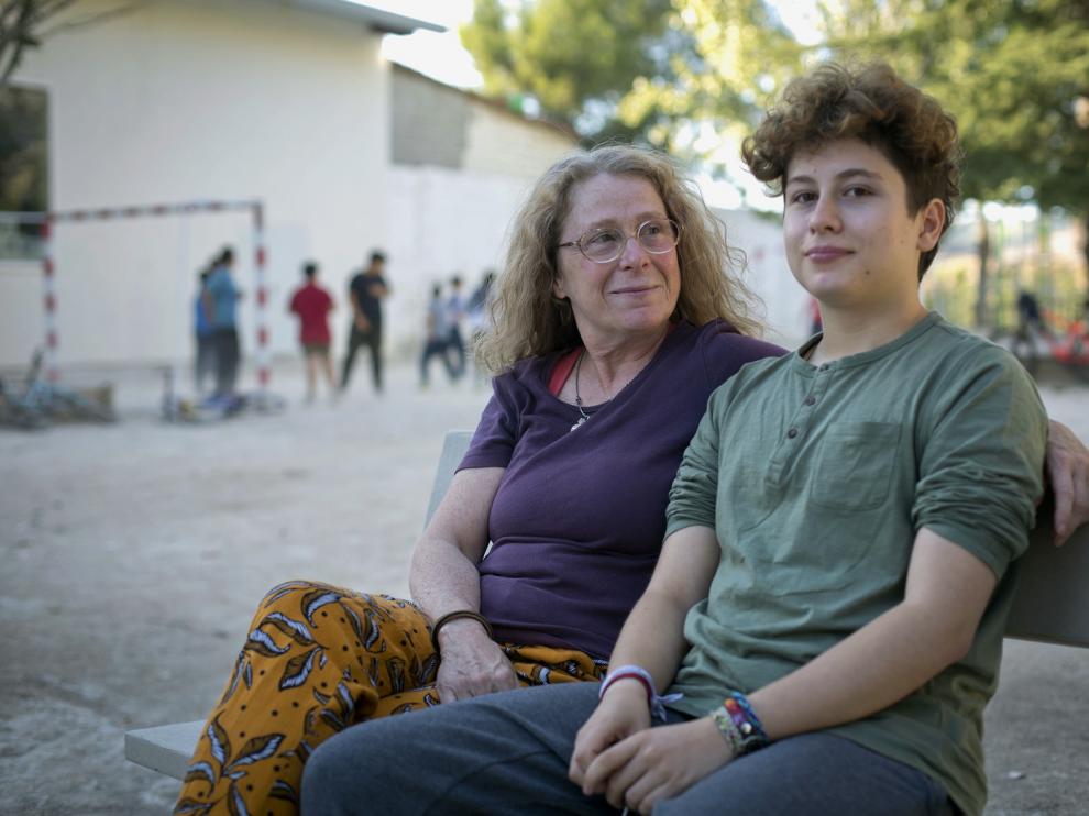 El joven y su madre, este miércoles, en un parque bilbilitano.
