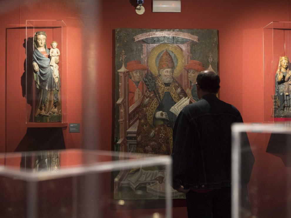 En el centro de la imagen, un retrato de Benedicto XIII  actualmente en fase de estudio y restauración.