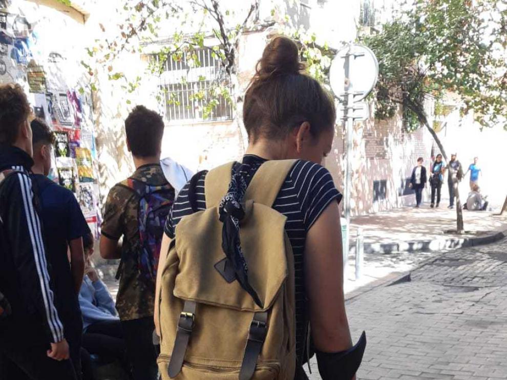 La chica sufre fractura de peroné.