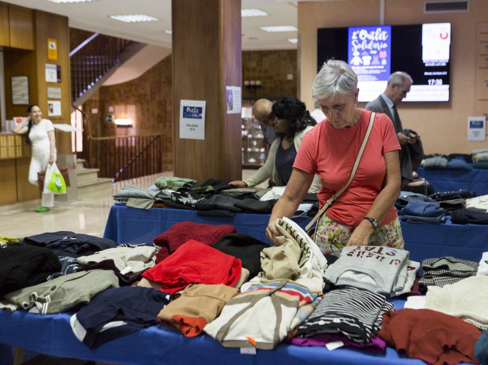 El mercadillo solidario organizado por el Hospital San Juan de Dios ha recaudado fondos para financiar tratamientos de afectados vulnerables de Idental
