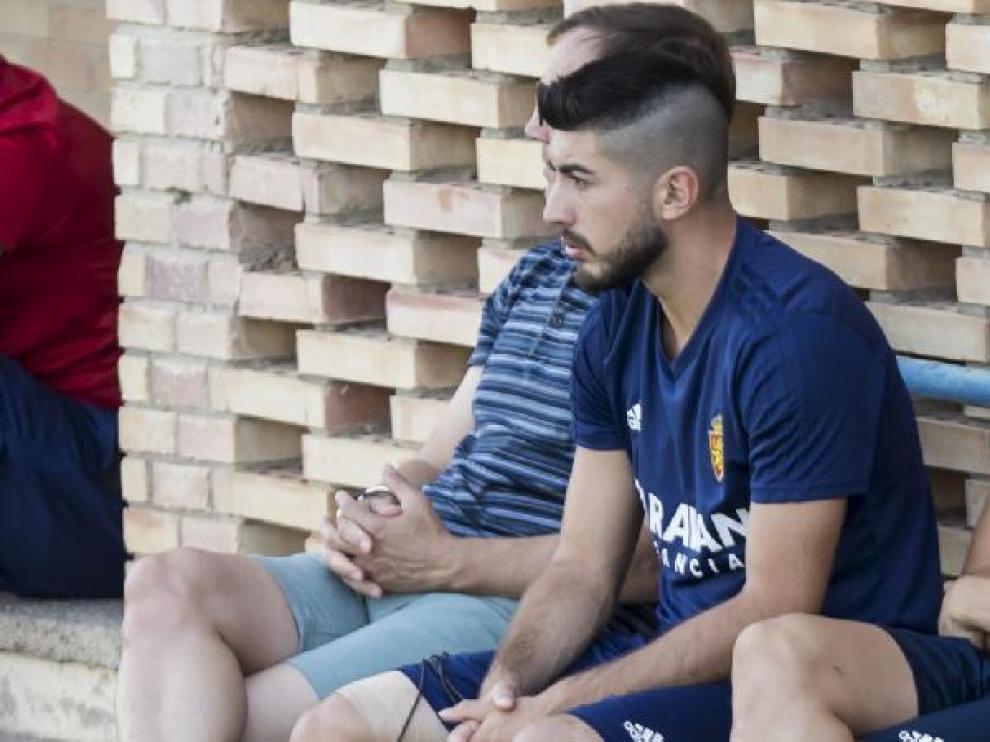 Papunashvili, lesionado, sentado al margen del entrenamiento del equipo.