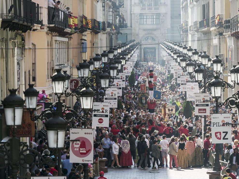 Los oferentes del año pasado, llevando sus flores a la Virgen del Pilar a su paso por la calle de Alfonso I.