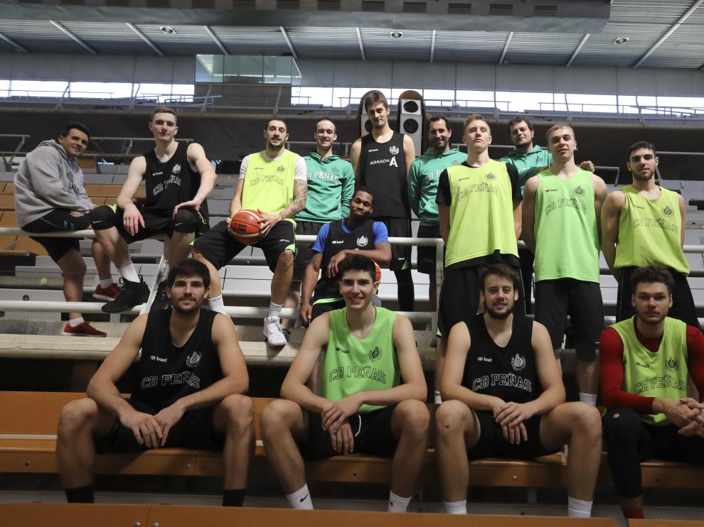 Jugadores y técnicos del Levitec Huesca posan este jueves en el Palacio.
