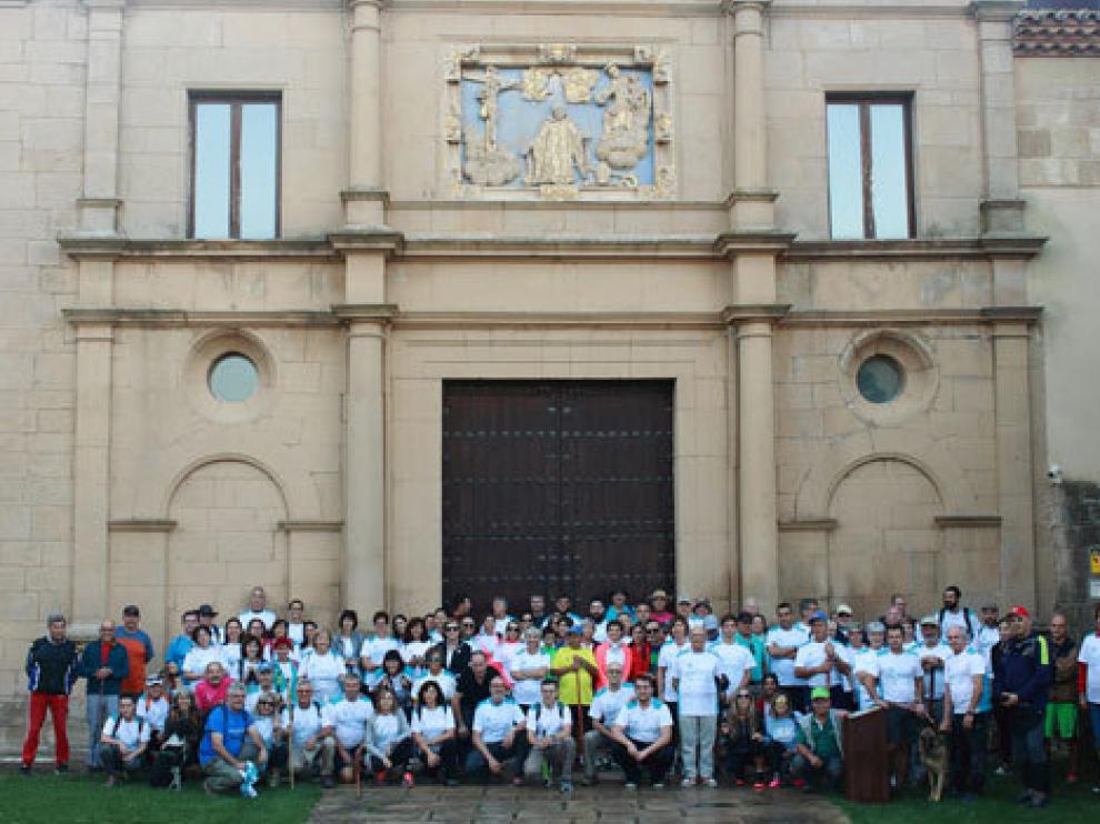 Los participantes, en la puerta del monasterio antes de salir.