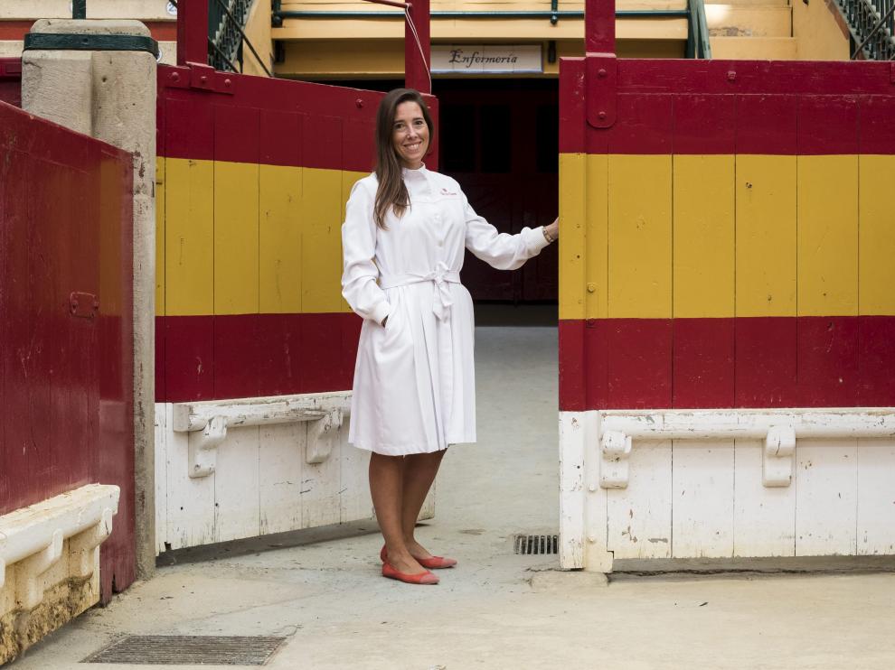 Pilar Val-Carreres, en la puerta de la enfermería de la plaza de toros con el modelo de bata que su familia lleva desde hace años.