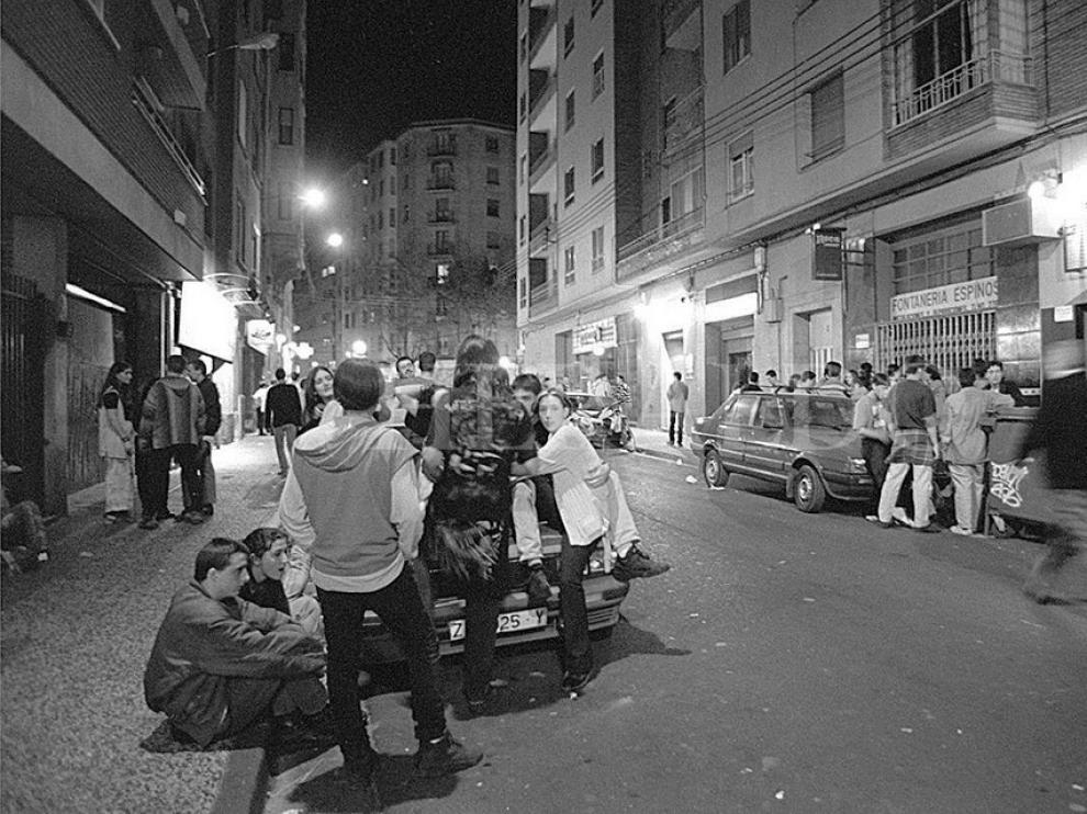 Jóvenes en la calle Moncasi, una noche de los noventa