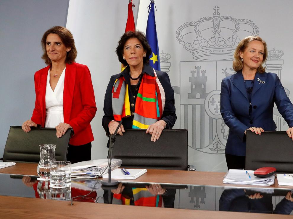 Teresa Ribera junto a Isabel Celaá y Nadia Calviño tras la reunión del Consejo de Ministros.
