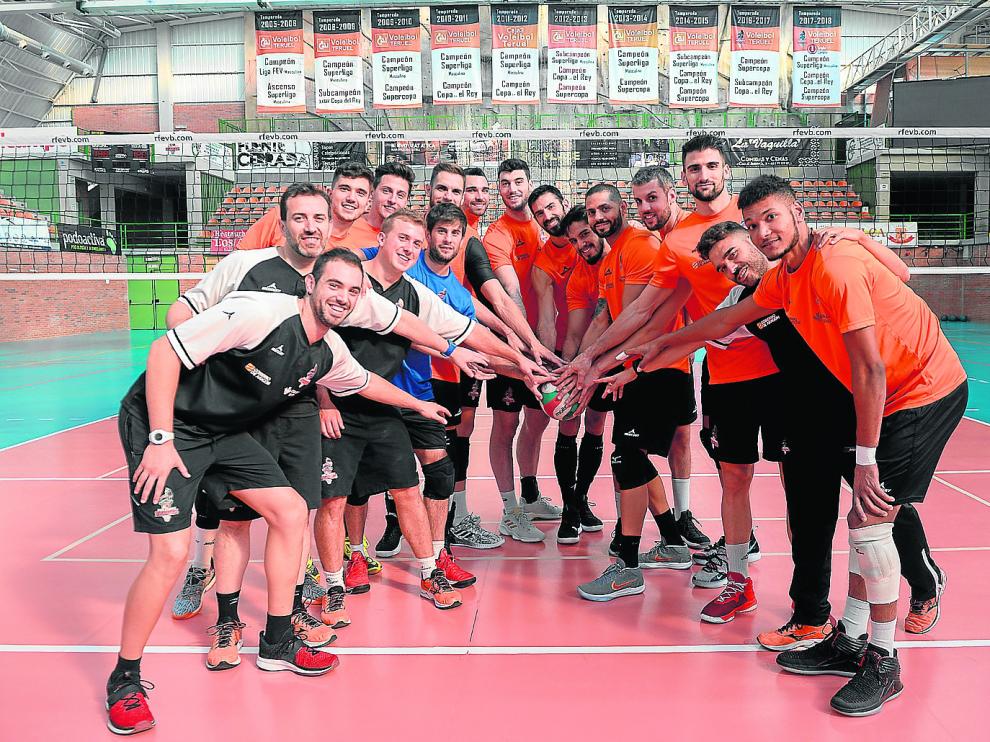 La plantilla del Club Voleibol Teruel, lista para empezar una nueva temporada.