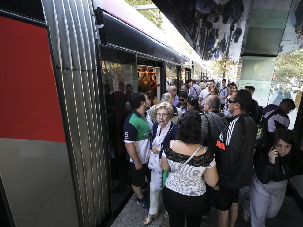 La huelga del tranvía por la tarde llena también las paradas en Zaragoza
