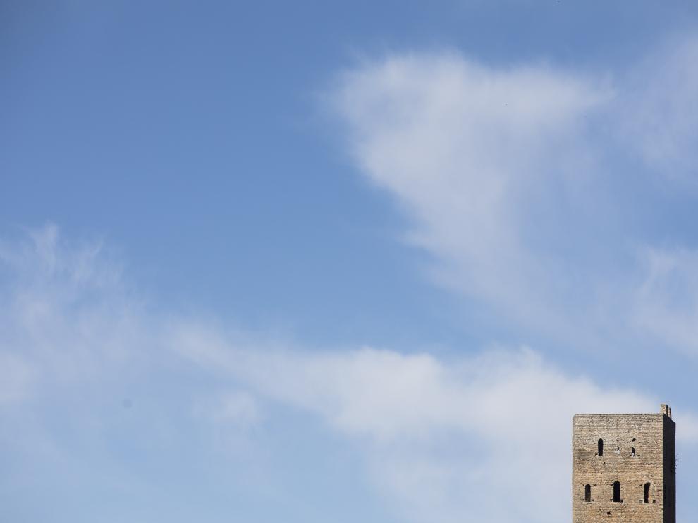 La hermosa torre de Luzás se funde con el cielo en la pedanía tolvana del mismo nombre.