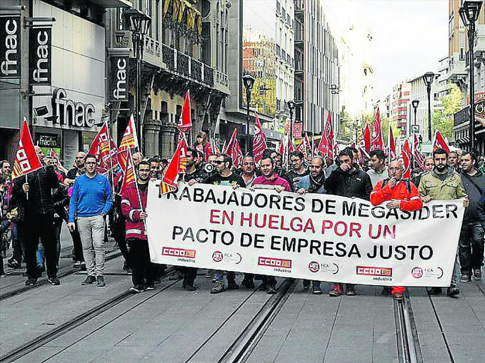 Manifestación. Trabajadores de Megasider han protagonizado varias protestas por el centro de Zaragoza para denunciar la falta de avances en la negociación del convenio y la rebaja drástica de salarios que sufren desde enero.