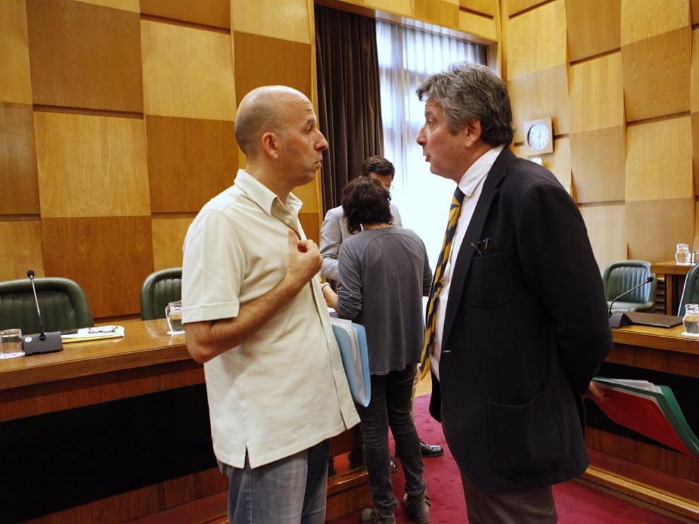 El portavoz de CHA, Carmelo Asensio, y el concejal del PSOE Javier Trívez charlan antes de la comisión de Economía de este viernes.