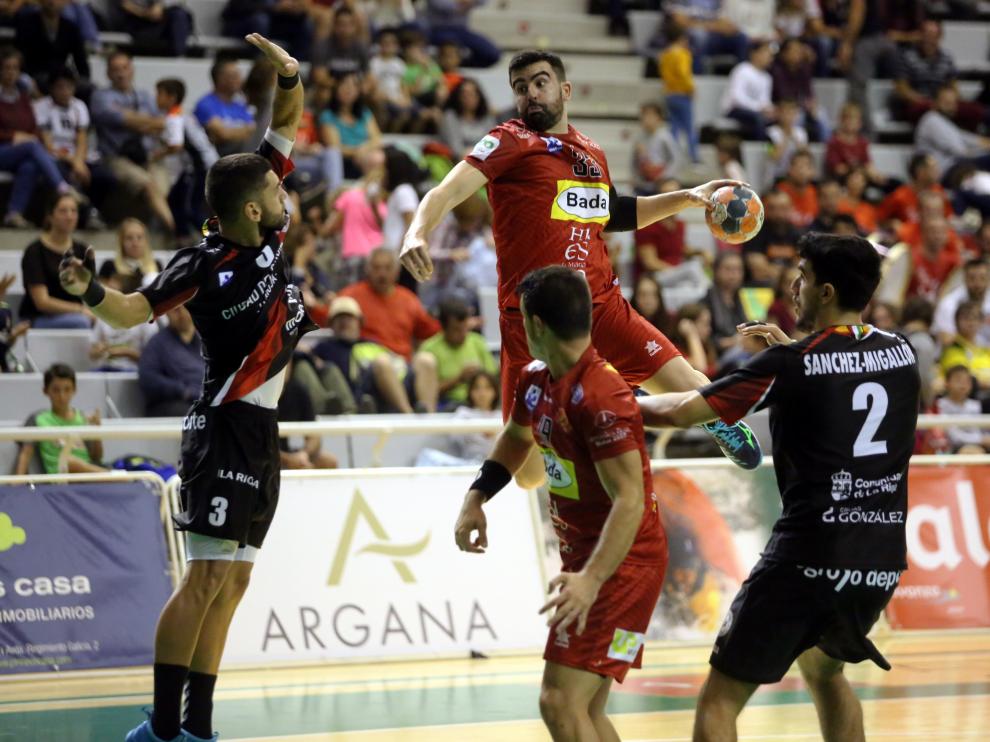 Álex Marcelo se eleva para lanzar durante el Bada Huesca-BM Logroño disputado en el Palacio de los Deportes.