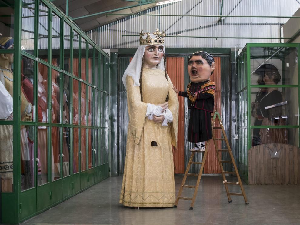 La Forana, observa las melenas de la Reina, con la ayuda de una escalera.
