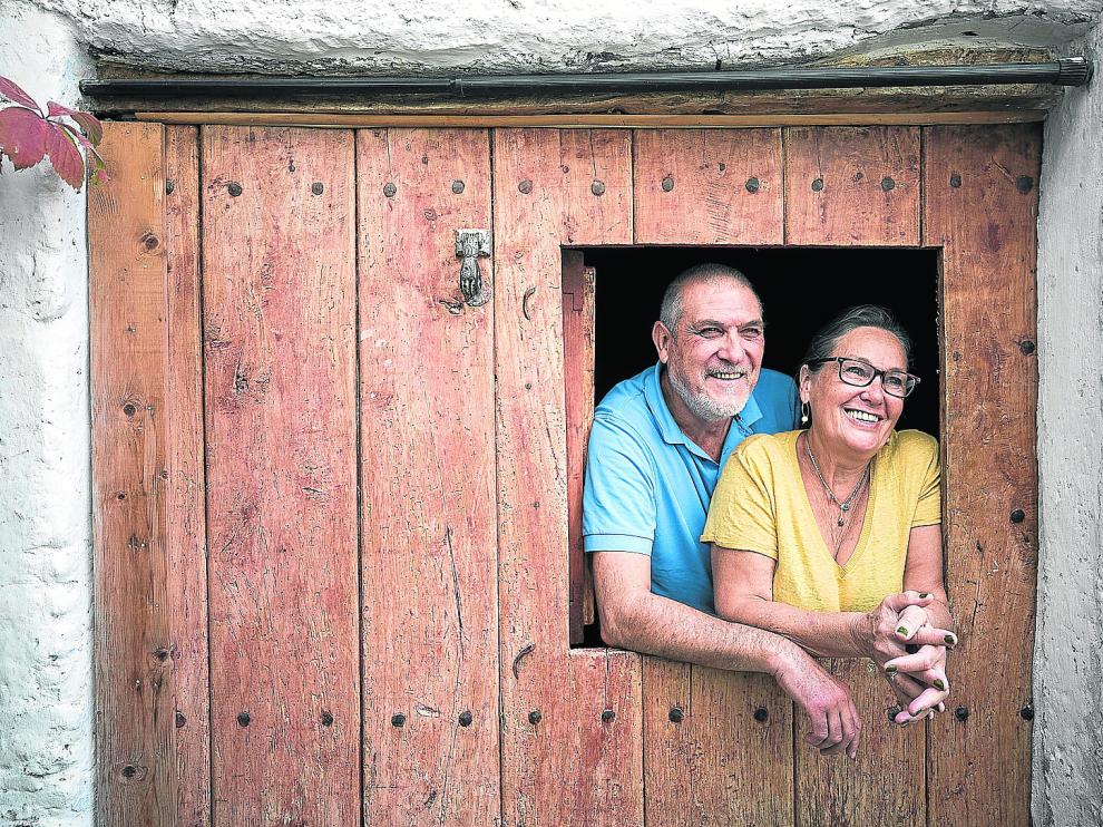 Agustín García y Rosa Redondo, en el portón de su casa.