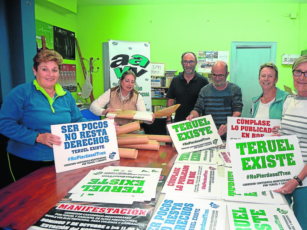 Voluntarios de Teruel Existe y la Federación de Vecinos preparaban esta semana los carteles para la manifestación.