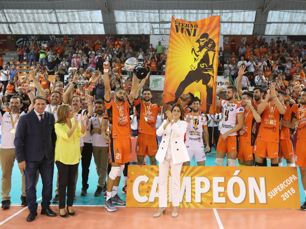El CV Teruel celebra la séptima Supercopa en Los Planos.