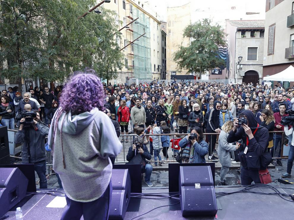 Cinco minutos de parón en el concierto de Las Armas en repulsa a la agresión sexual del parque Delicias.