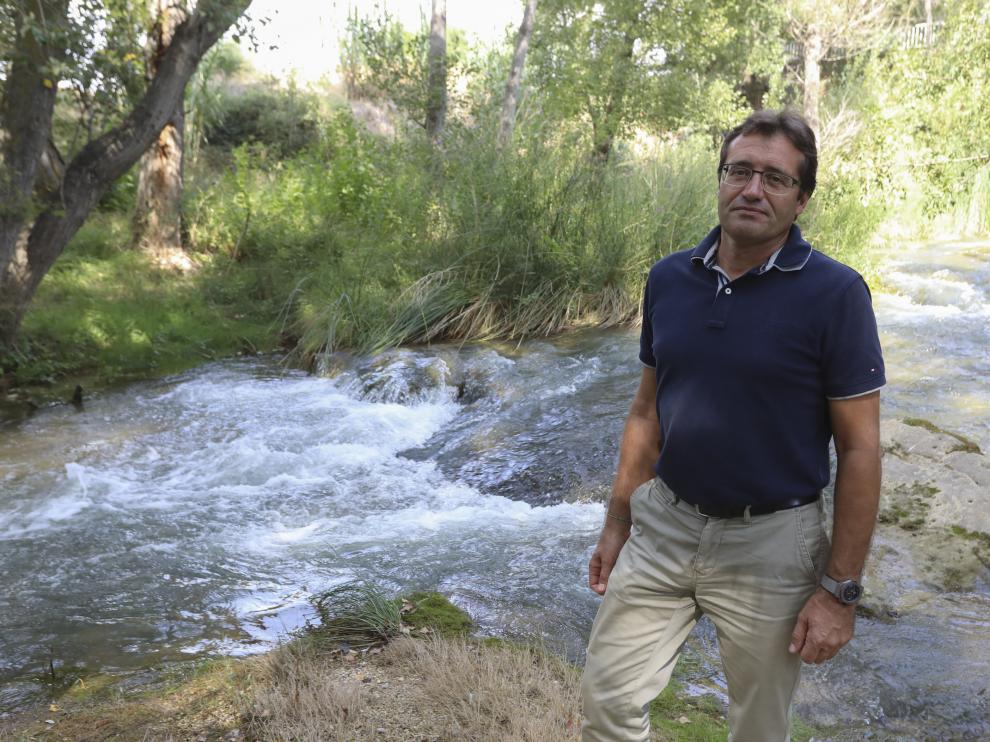 Jesús Alfaro, junto al río Flumen, al que ahora vierten tras un proceso primario de depuración