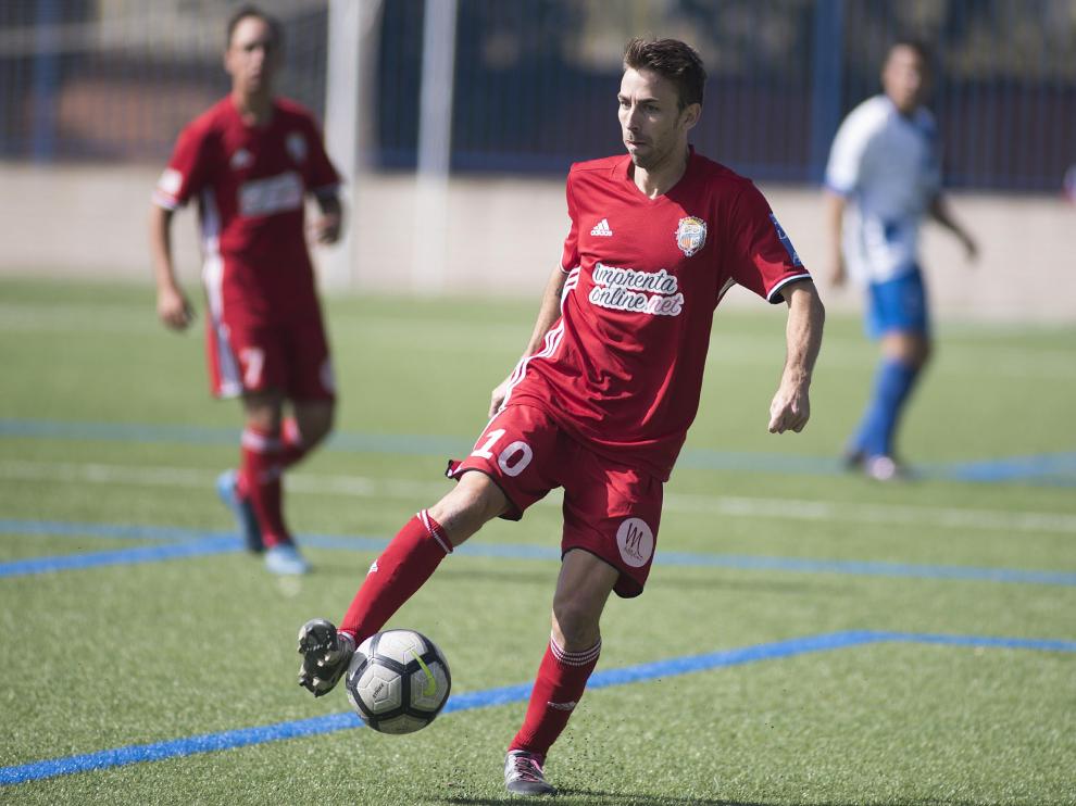 Un jugador del Caspe ante el San Fernando.