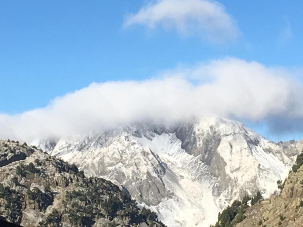 Fotografía tomada desde el refugio de Respomuso del pico de Soba blanqueado por la nieve