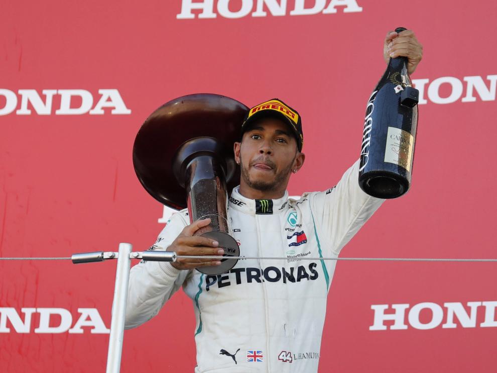 Lewis Hamilton celebra su triunfo en Japón.