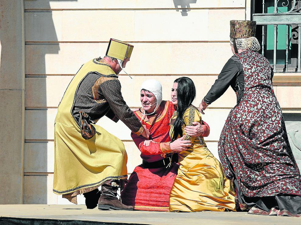 Diego de Marcilla e Isabel de Segura en una escena representada en la plaza del Seminario.