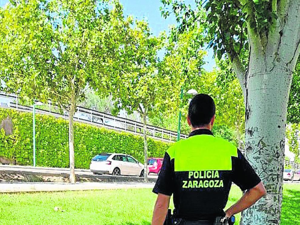 Un policía con un perro extraviado en la vía pública.