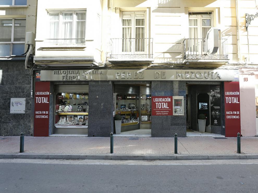 Fachada de la relojería-joyería Pérez de Mezquía, este lunes, con grandes carteles de liquidación.