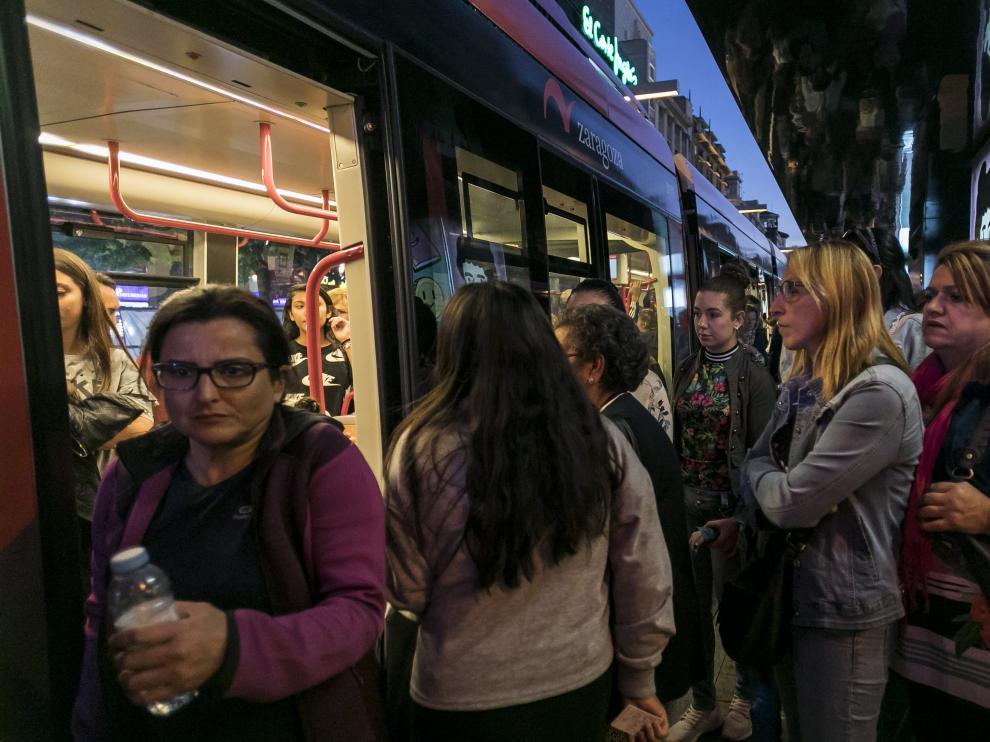 El tranvía, este lunes, en la parada de la plaza de España.