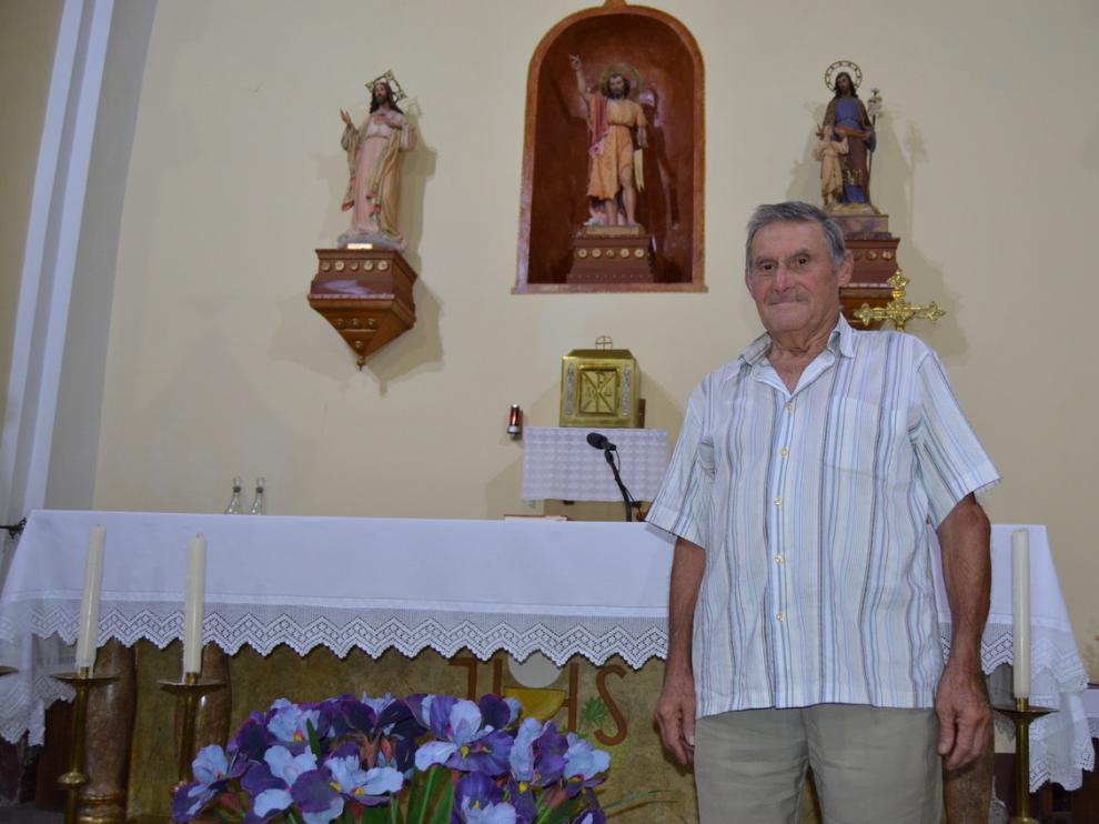 Mosén Cabrero, en el altar de la parroquia.