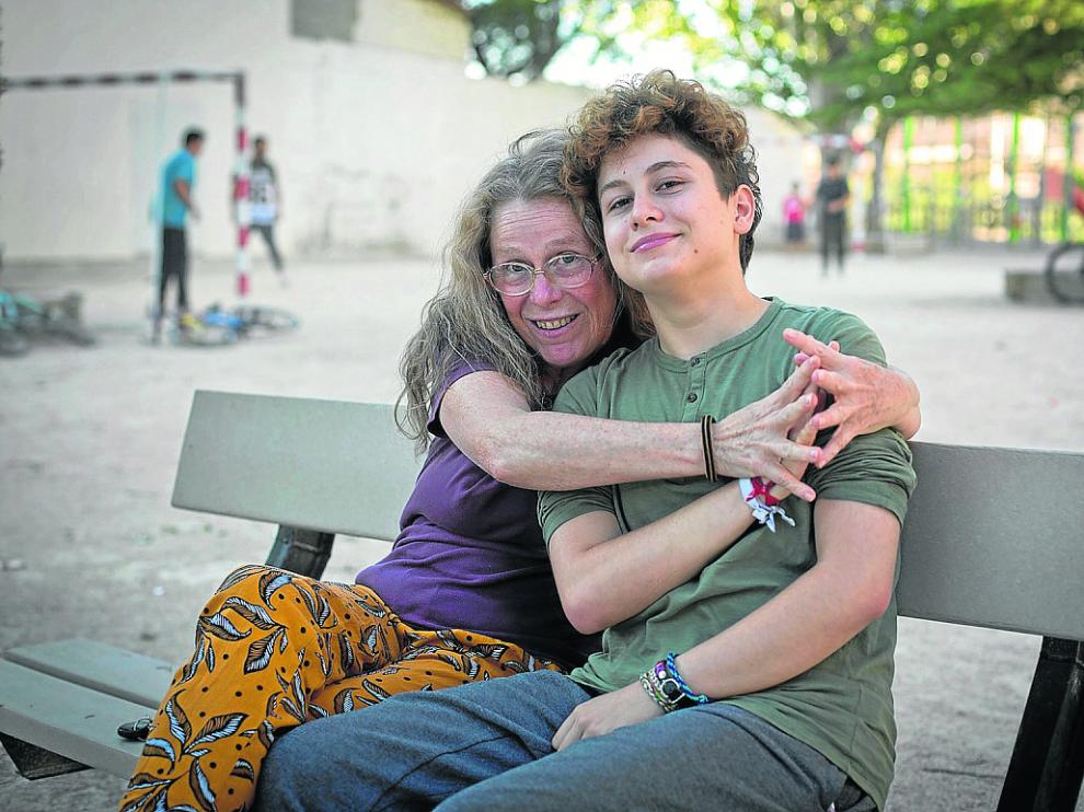 Repercusión mediática. Gabriel Delgado y su familia (en la imagen, con su madre, Pilar Suárez) han logrado que su caso se conozca a nivel regional y nacional. A través de redes sociales, la petición de firmas se ha ido compartiendo de forma paulatina. Al apoyo 'online' han sumado el respaldo presencial de muchos bilbilitanos.