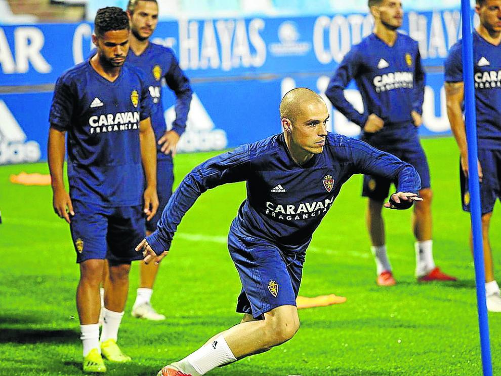 Jorge Pombo, con Raí a la espera, durante un ejercicio de entrenamiento.