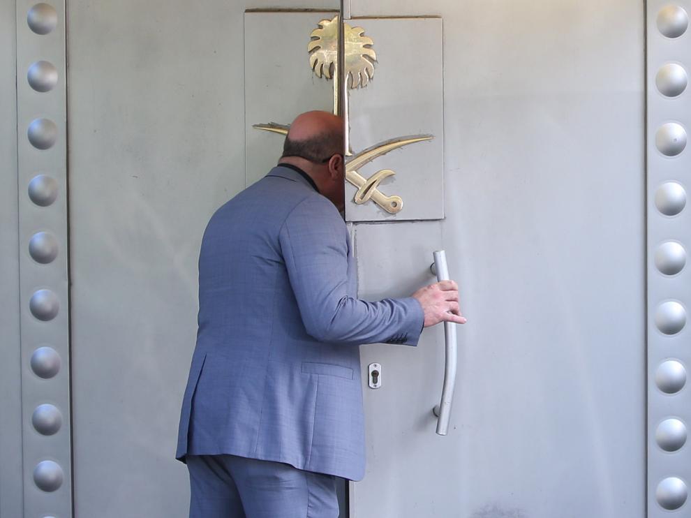 Puerta del consulado de Arabia Saudí en Estambul, donde se vio por última vez al periodista desaparecido.