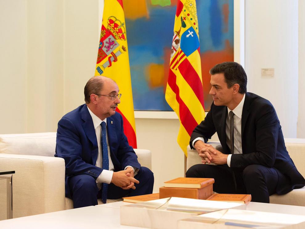 Lambán y Sánchez, durante la reunión en la Moncloa