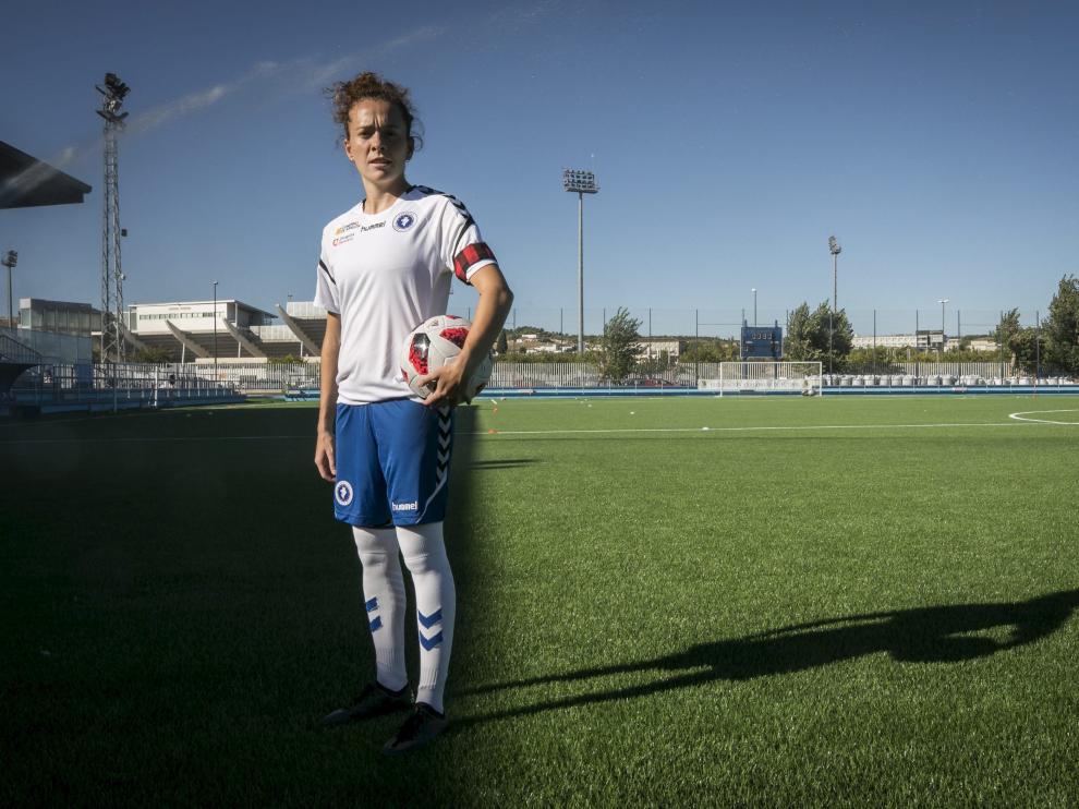 Nuria Mallada, capitana del Zaragoza Club de Fútbol Femenino, en el Estadio Pedro Sancho.