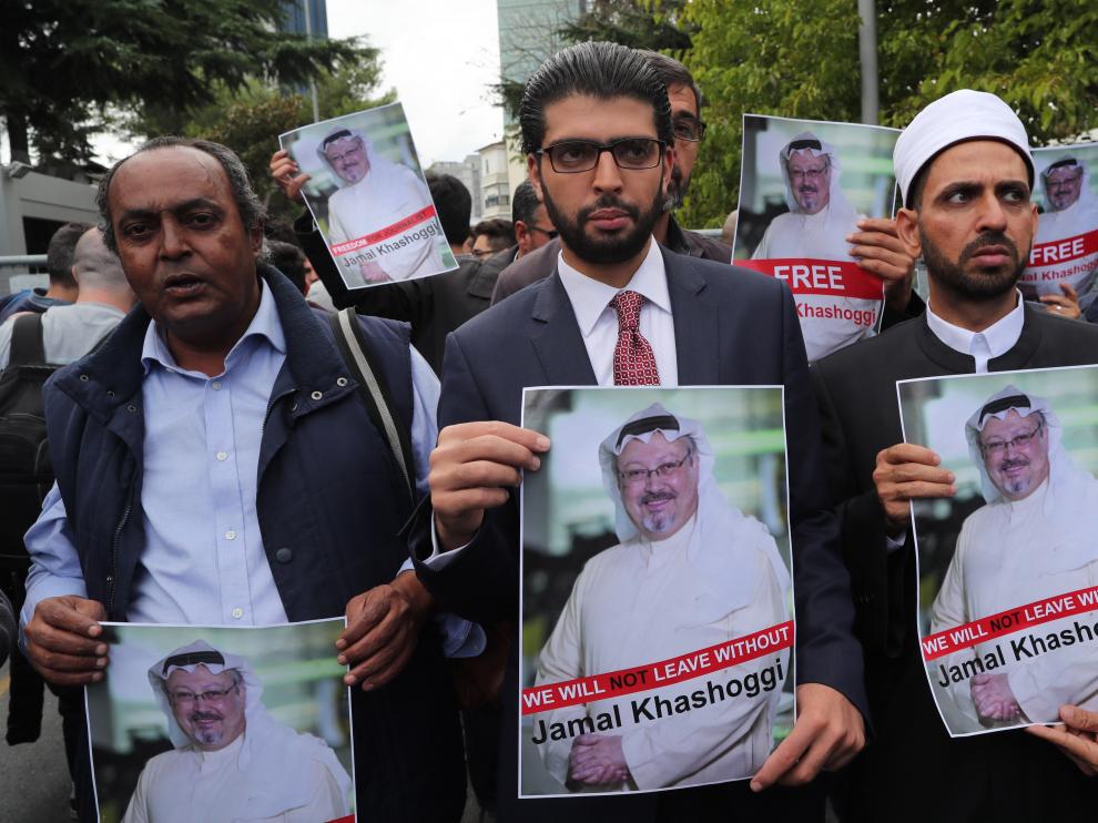 Varios activistas muestran retratos del periodista saudí asesinado en Estambul.