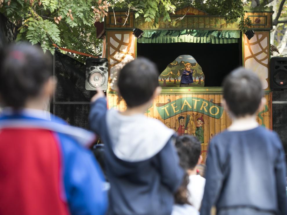 Los peques dan instrucciones a Pelegrín durante su paseo.