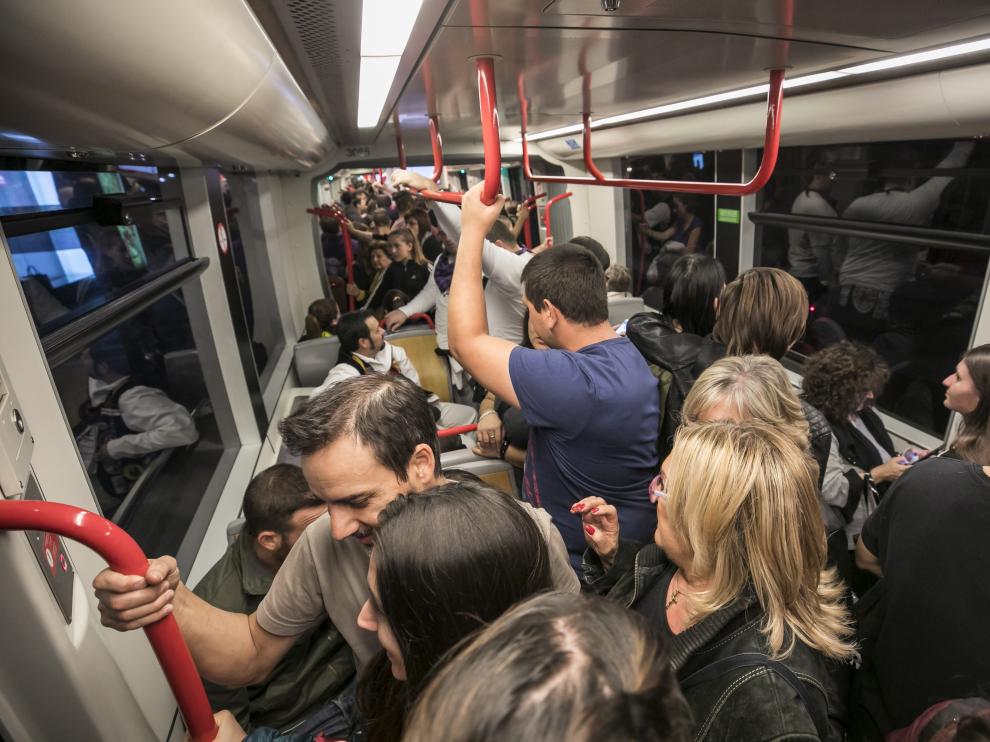 Los tranvías en sentido Valdespartera han estado hasta los topes a última hora de la tarde de este martes.