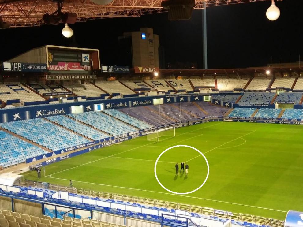 Cuartero, Lalo y Barba, sobre el césped de La Romareda (en el círculo), a las 23.50 del lunes, minutos después de acabar el Real Zaragoza-Osasuna.