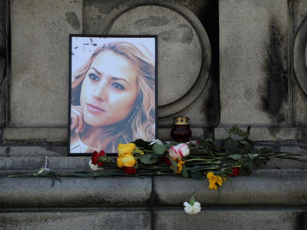 Flores y velas en Ruse (Bulgaria) en memoria de la periodista Viktoria Marinova.