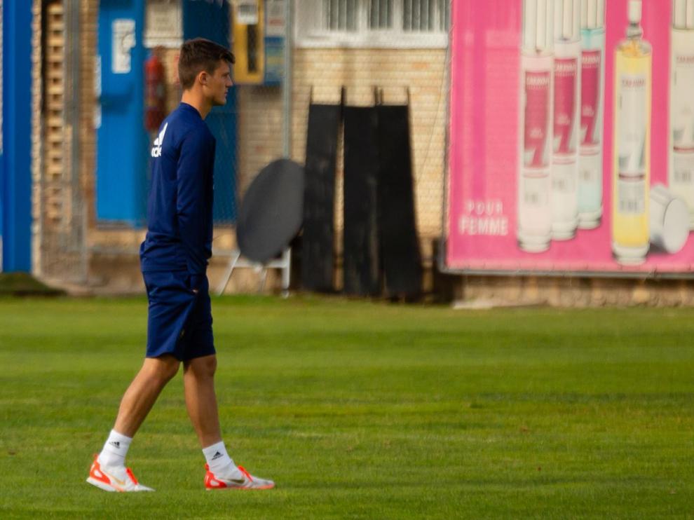 Gual, camino de los vestuarios, cojeando visiblemente, tras la charla de Idiakez en medio campo este martes en la Ciudad Deportiva.