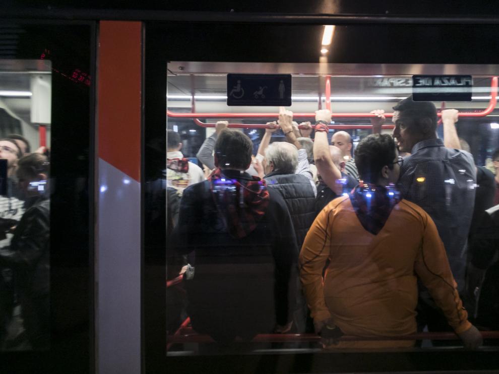 Un tranvía lleno por la huelga en plenas Fiestas del Pilar