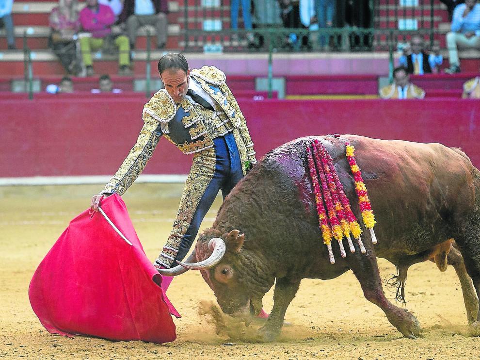 Alberto Álvarez torea sobre la mano derecha al sensacional segundo de la tarde, de nombre Deslumbrante.