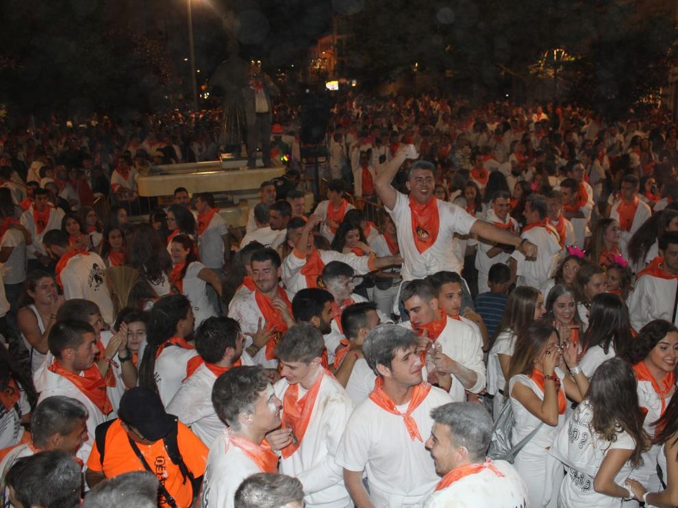 Los peñistas de las primeras filas fueron rociados con harina.