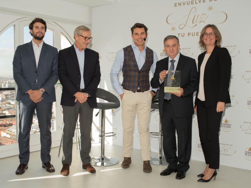 Entre de la placa conmemorativa de Ferrero Rocher a Ángel Gracia. A su lado, el presentador Jesús Vázquez.