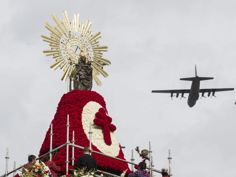 Un avión Hércules sobrevuela la Ofrenda de flores de octubre de 2016.
