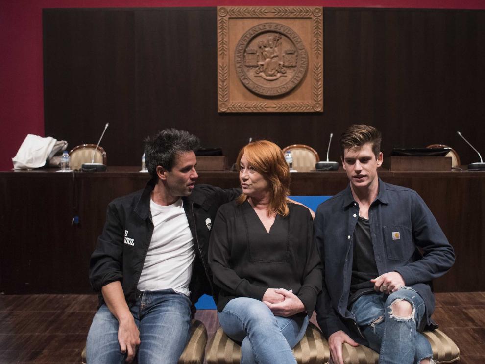 Gracia Querejeta, junto a Raúl Peña, izquierda, y Miguel Bernardeau, en Zaragoza.